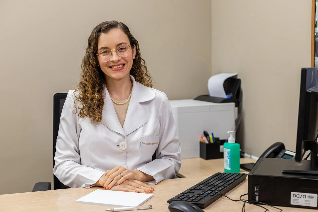 Médica pneumologista explicando diagnóstico de fibrose pulmonar